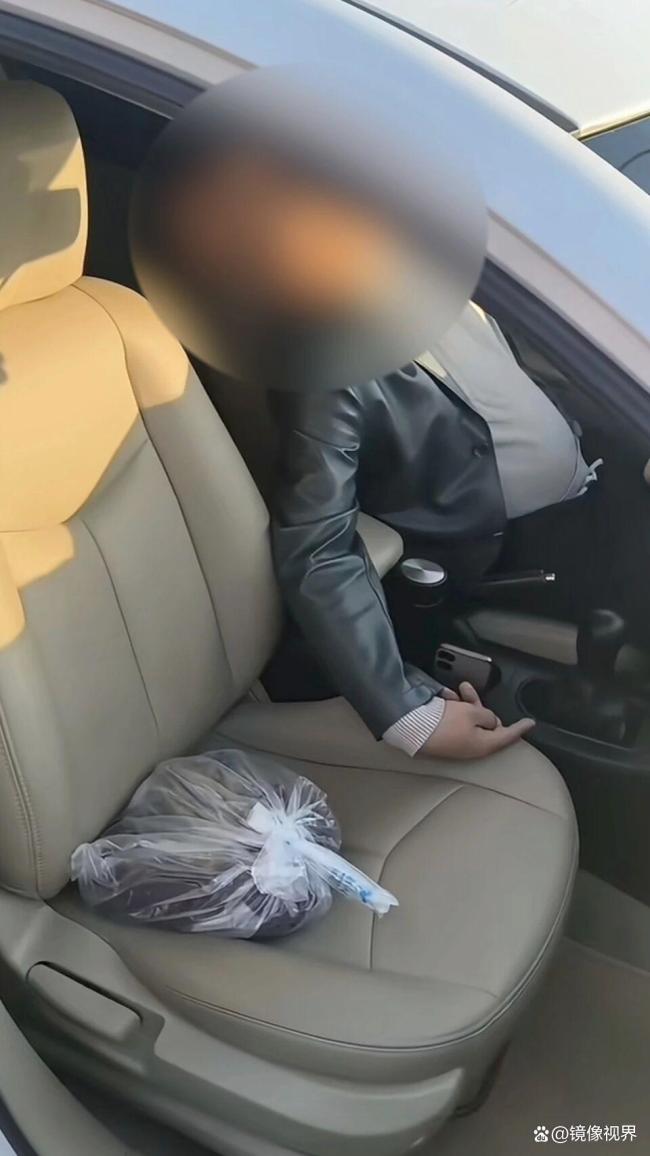 男子昏倒车内三女子跪地急救