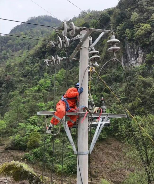 女子铁塔高空作业视频惹人疼 95后女生勇敢追梦