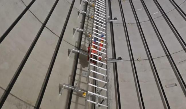 他用3小时从百米高空背回一条命