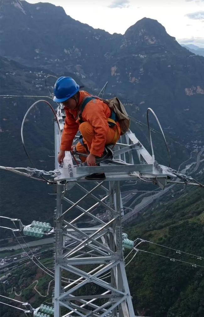 女子铁塔高空作业视频惹人疼 95后女生勇敢追梦