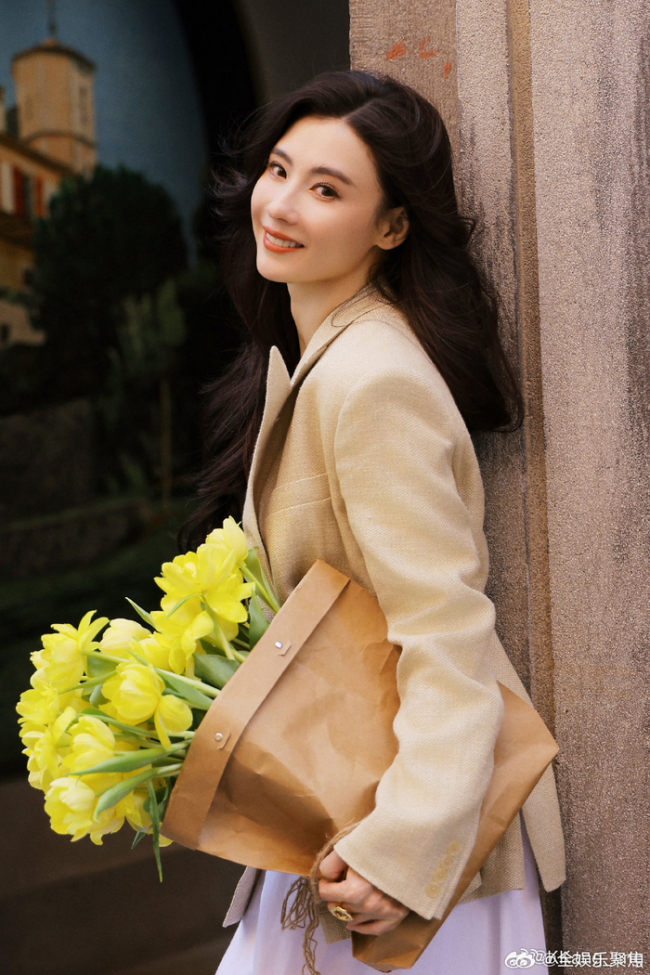 张柏芝一把夺过粉丝手机合拍 温煦互动暖东谈主心