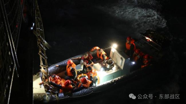 扬州舰30分钟救起10位遇险渔民 英勇救援彰显军民鱼水情