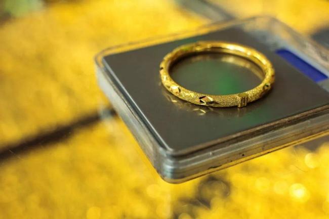 代购黄金 有人年入百万 金价飙升催生新商机