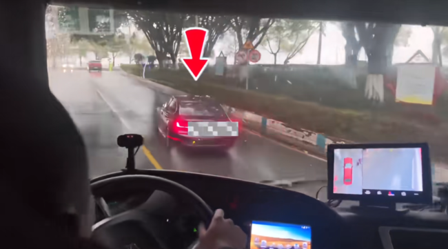 消防车多次鸣笛 私家车故意“龟速”行驶被罚 司机拒不避让受处罚