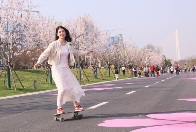 武汉青山江滩二期春花盛开游人如织 江景繁花交织成画