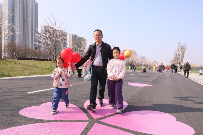 武汉青山江滩二期春花盛开游人如织 江景繁花交织成画