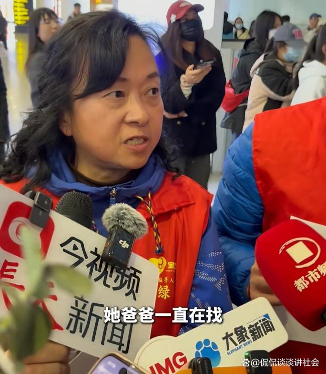 回国认亲女子当年被爷爷送走 28年后终团聚