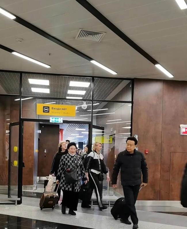 金莎孙丞潇录妻旅全程牵手 未婚情侣引发热议