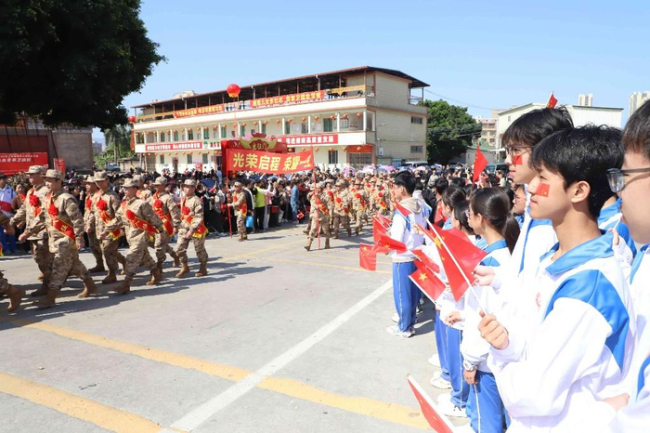 英歌舞巡游欢送新兵仪式感拉满 非遗文化助阵壮行