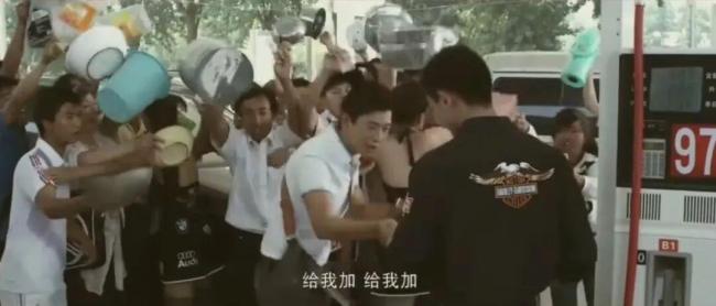 赶在涨价前抢加油 买油车的人后悔了 油价波动引发车主焦虑