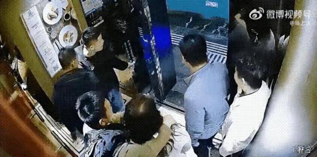 机器人正要进电梯被人一脚踹倒 无辜机器人屡遭暴力对待