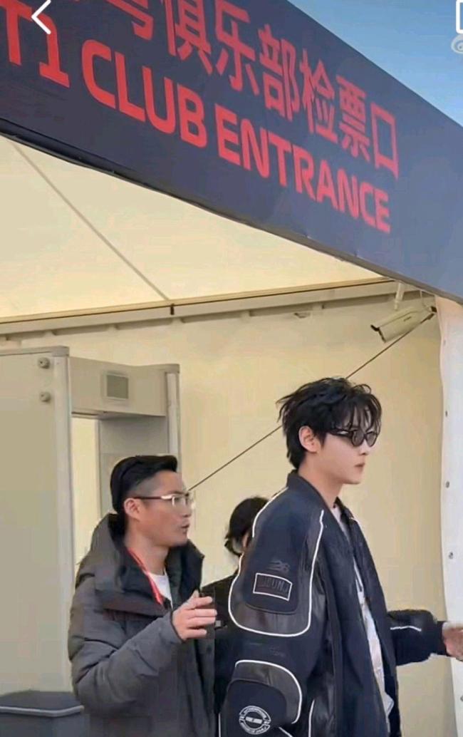 田栩宁出席F1活动 赛车手造型封神