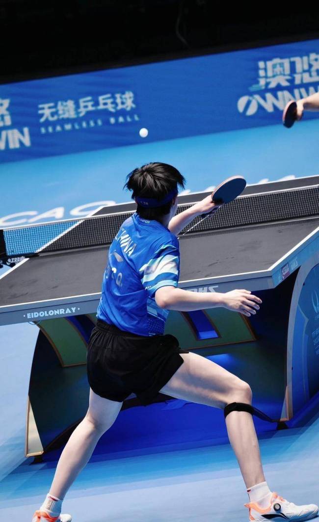 国乒教练起立鼓掌!王楚钦逆天腰腹力量打出超级神仙球 解说惊呆了 极限对抗引深思