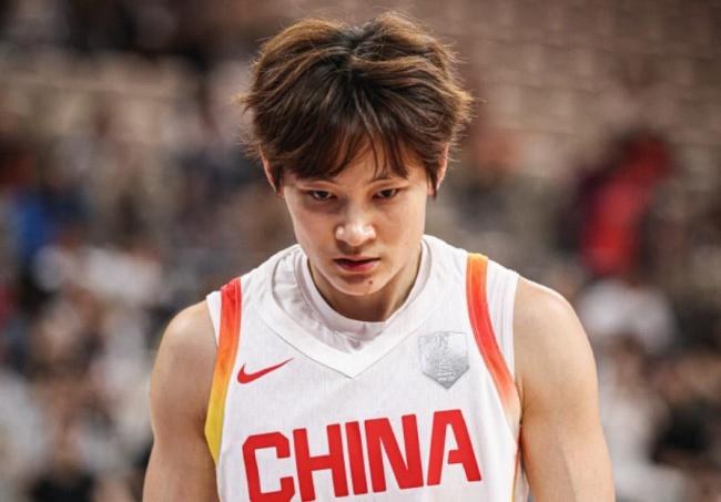 中国篮球罕见一幕!前女篮队长质疑超长集训:我们也需生活|议起复盘