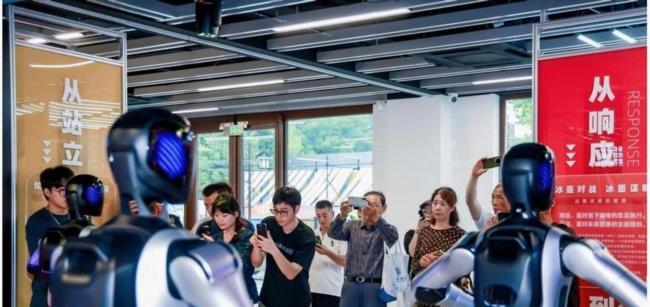 澳门一女子当街被机器人吓进医院