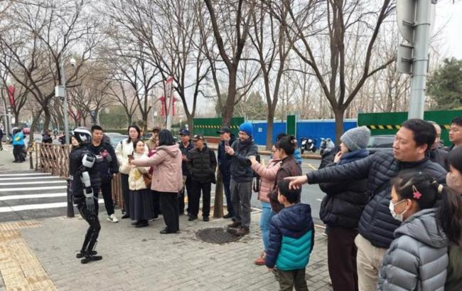 澳门一女子当街被机器人吓进医院 惊魂一刻引围观