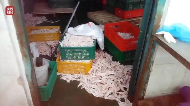 黑心！用有毒双氧水漂白鸡爪！生产车间令人作呕，工人：我根本不敢吃