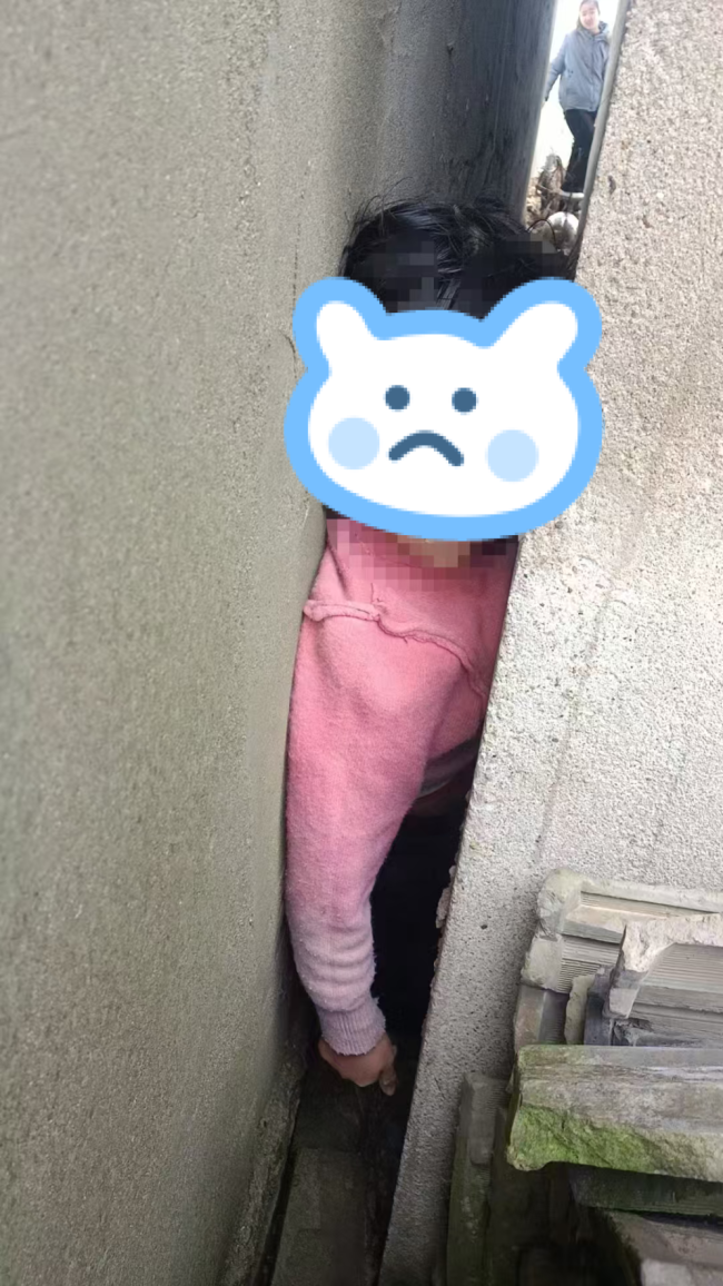 为救人好邻居拆墙让路