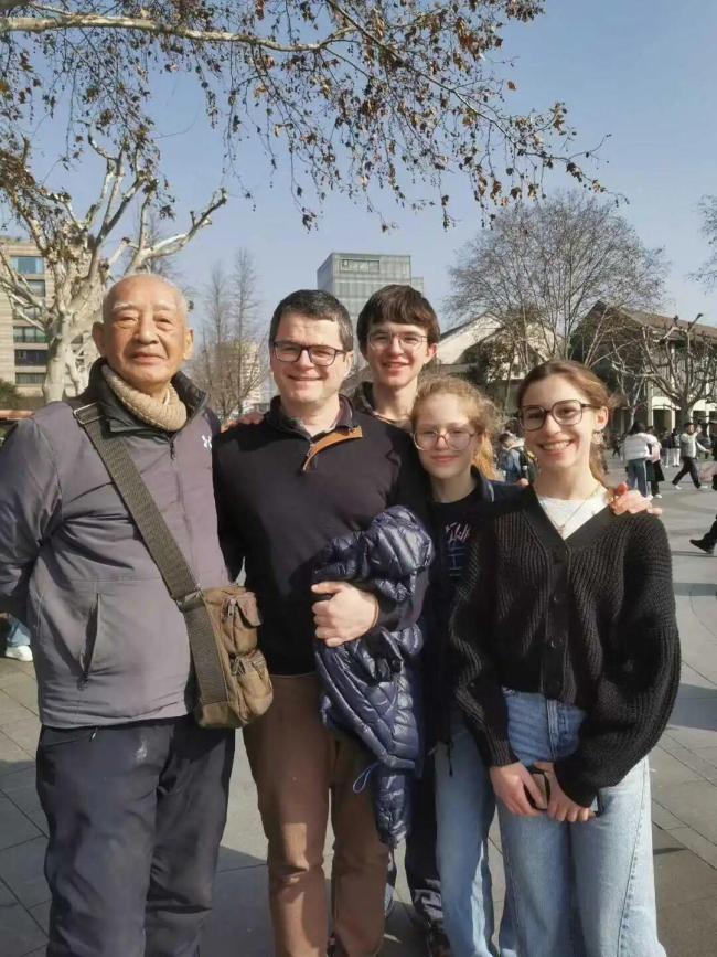 98岁爷爷在西湖边与外国人飙英语火了