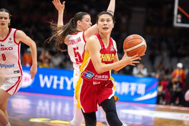 提前晋级世界杯！女篮更衣室众生相：王思雨张子宇开心比耶气氛融洽 胜利锁定世界杯席位