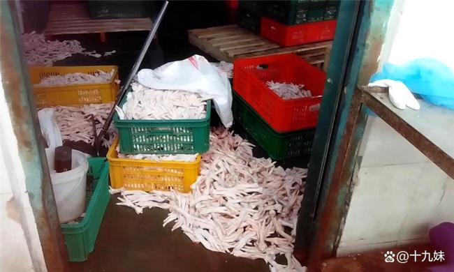 男子称长期吃315曝光鸡爪多次便血 涉事企业违规使用双氧水