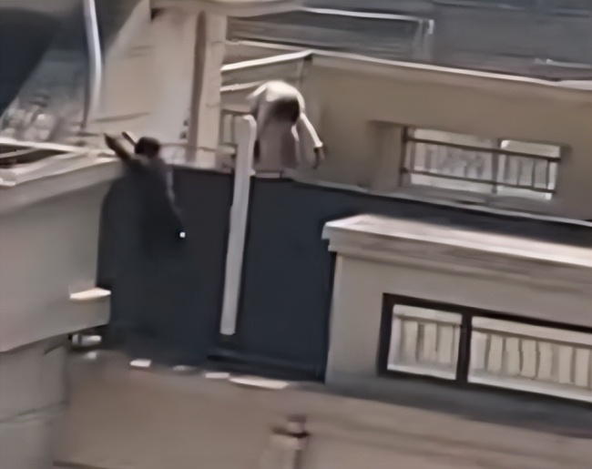 2孩童在楼顶边缘玩耍居民喊话阻止