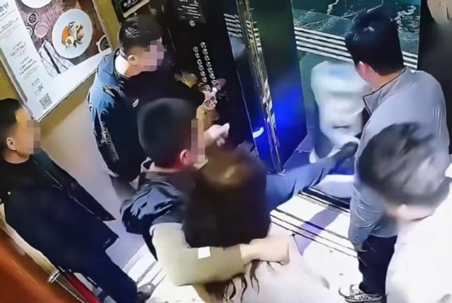 机器人进电梯被男子踹倒