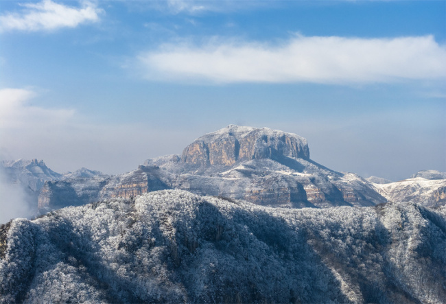 太行山脉被皑皑白雪覆盖，仿佛大自然用冰雪雕刻的艺术品，蔚为壮观。李树锋摄