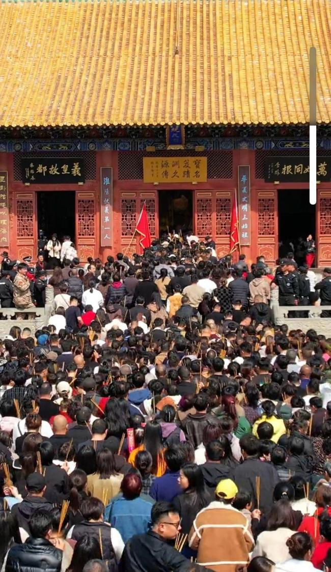 老板27万拿下网红摊位 日成本3万 打造地方美食品牌