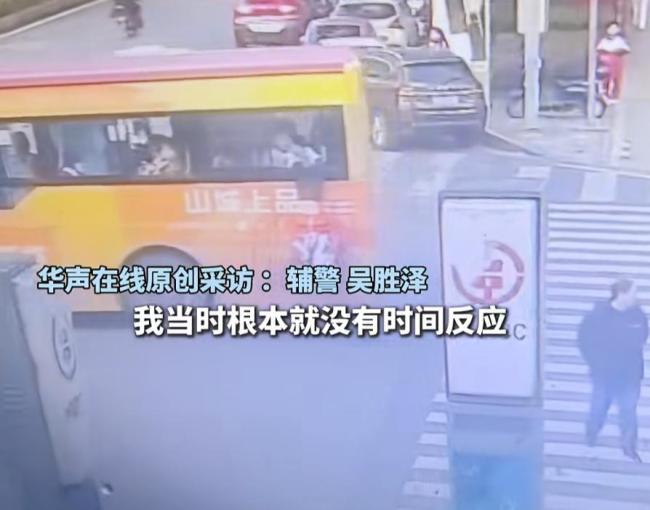 当公交车突然没了台阶 小女孩掉落被托举救起