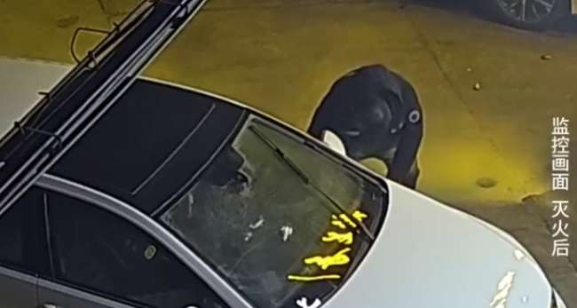 外卖小哥送餐途中教科书式帮灭火 警方正为他申报见义勇为奖励