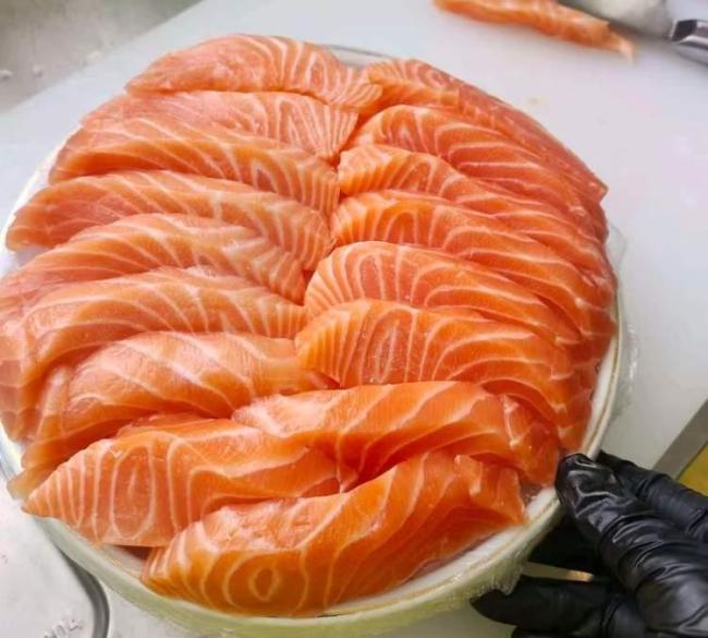 山姆回应给三文鱼加不可生食标签 标准变更引争议