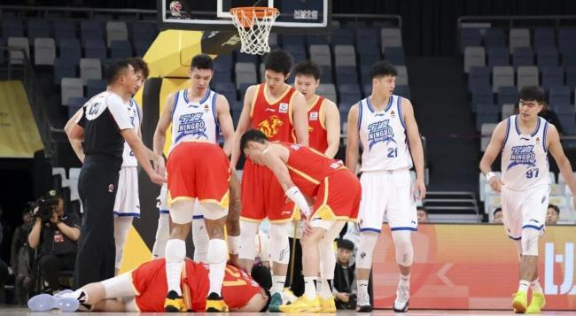 胡金秋伤情出炉：初步检查胳膊没有伤到骨头 还需进行核磁确认