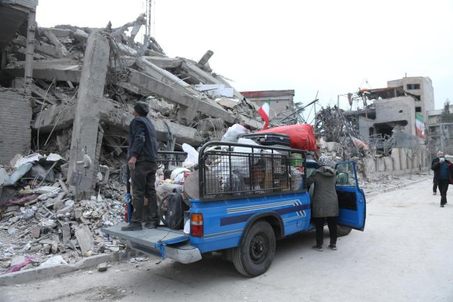 以色列袭击伊朗德黑兰警察局 救援人员在废墟中翻开瓦砾 搜救幸存者 城市遭受重创