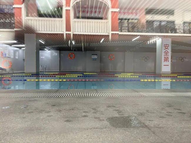 乐山男子游泳馆溺亡警方介入 家属质疑救生员失职