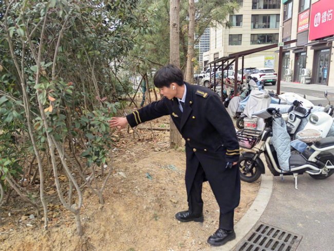 26岁小区保安寒夜救回醉卧失智业主 精确定位救东谈主