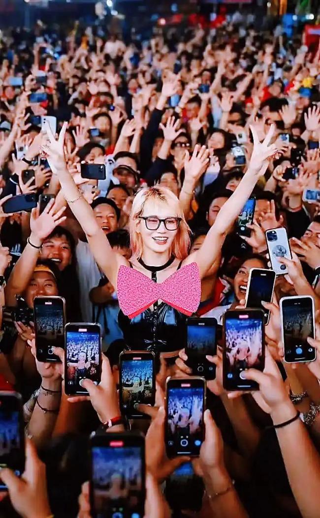 不雅行为为何会被围观 公共秩序受挑战