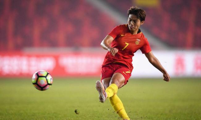 为女足姑娘助威 加时赛考验意志