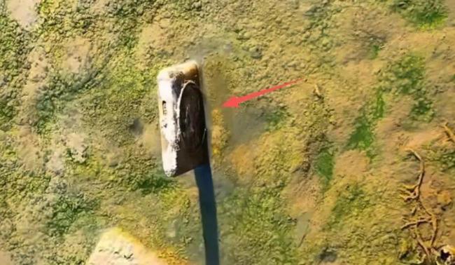 小伙钓鱼钓到丢2年手机 失主称惊喜