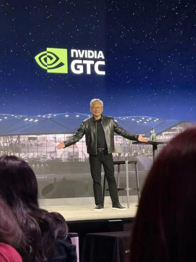 黄仁勋称AI不会让人失业而是更忙碌