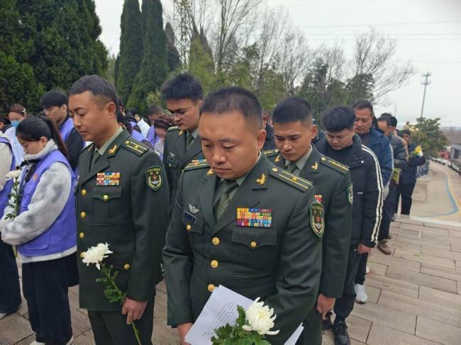 怀远籍烈士邵瑞骨灰安葬仪式举行 英雄魂归故里