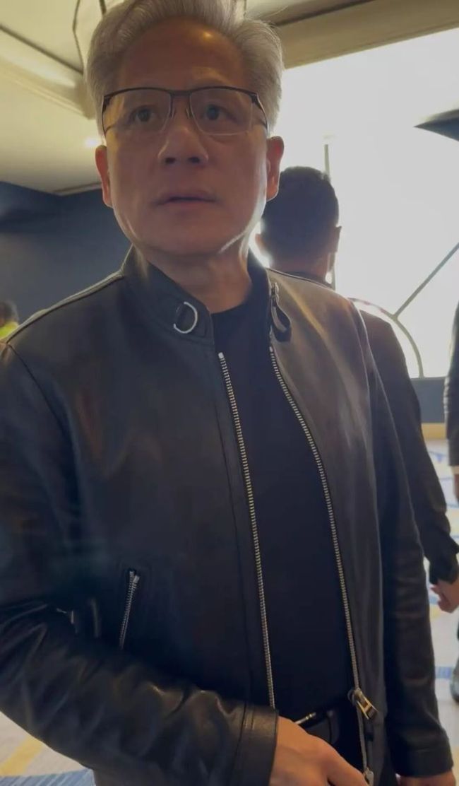 黄仁勋称AI不会让人失业而是更忙碌 工作反馈加速