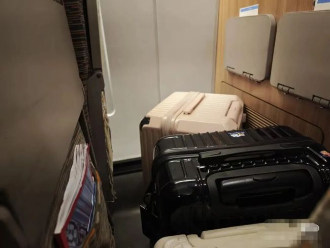 高铁末排座椅被行李挤占无法调节,乘客端坐6小时 引发权益热议