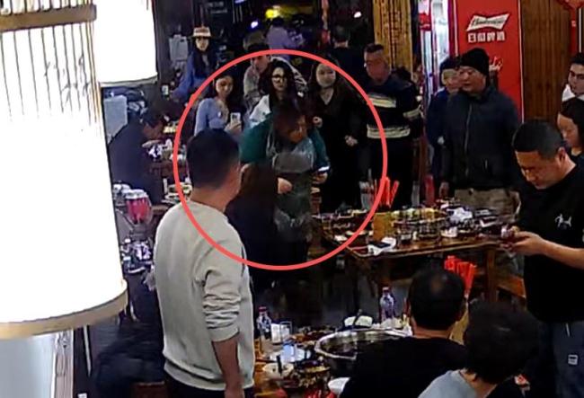 女子异物卡喉窒息好心人救援 爱心接力挽救生命