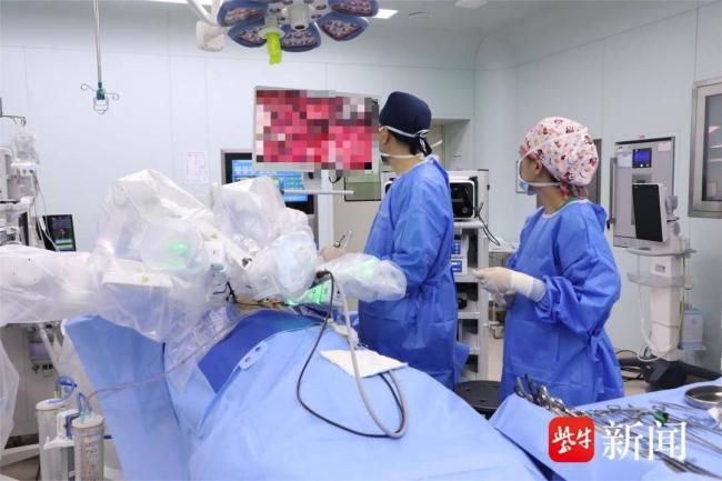 医生联手机器人完成高难度手术 国产分体机器人显神威