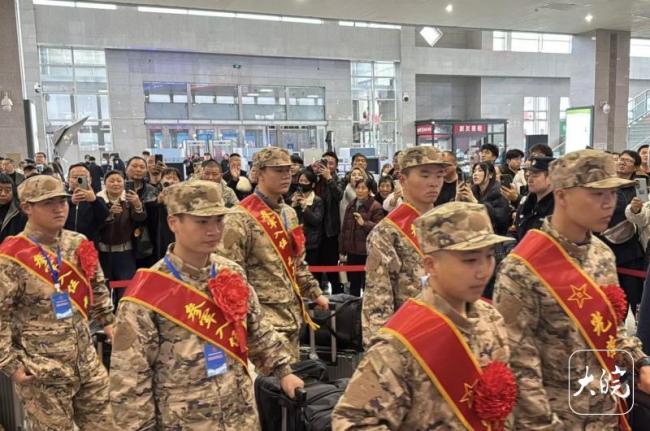 母亲含泪说不舍也要支持儿子去参军 全家荣耀与期待