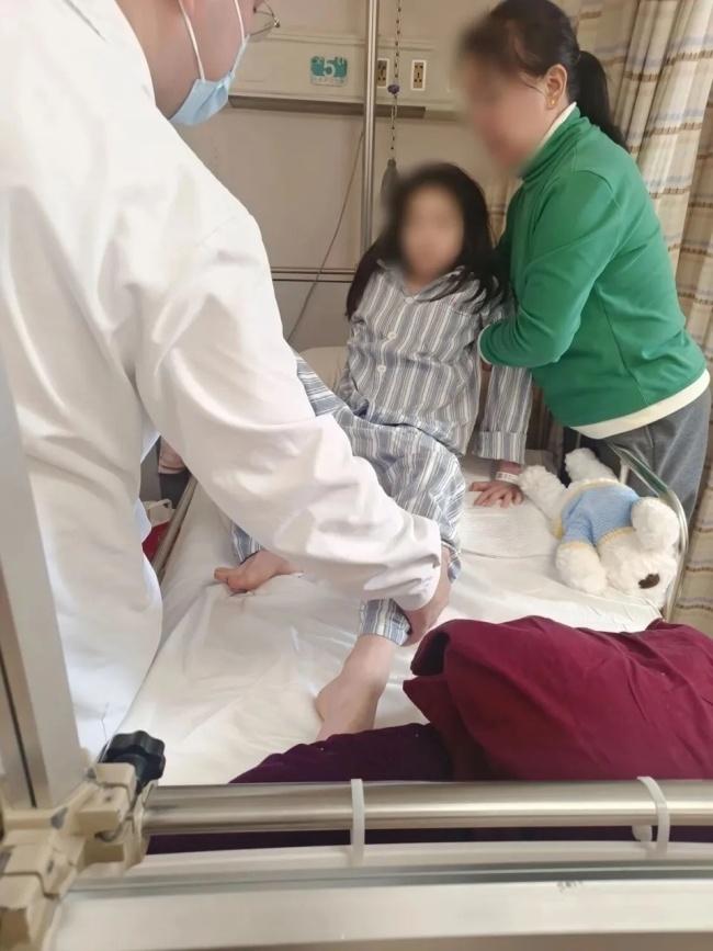 扇耳光、拎头撞墙！13岁省运会冠军被教练逼到跳楼，聊天记录曝光 体罚致轻生悲剧