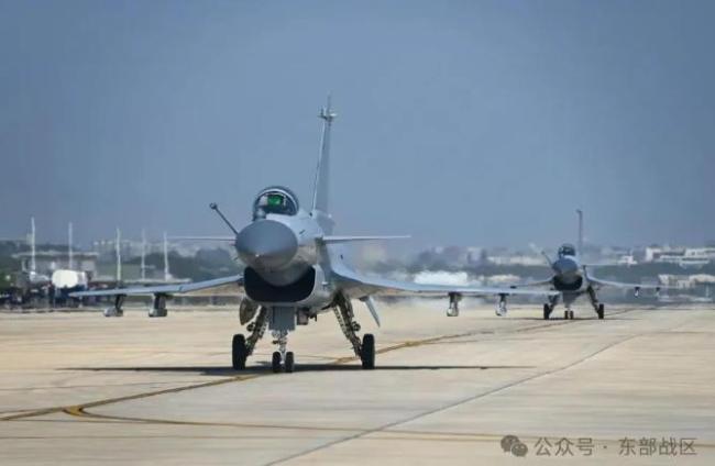 猛龍出擊！直擊航空兵飛行訓(xùn)練現(xiàn)場(chǎng) 云端鏖戰(zhàn)錘煉勝戰(zhàn)本領(lǐng)