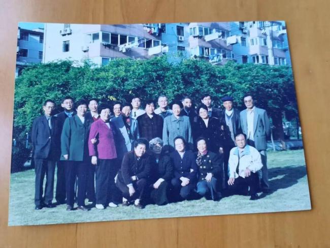 申城微雨送于漪！首届学生年近9旬，从北京坐高铁来和老师道别 师恩难忘跨越千里