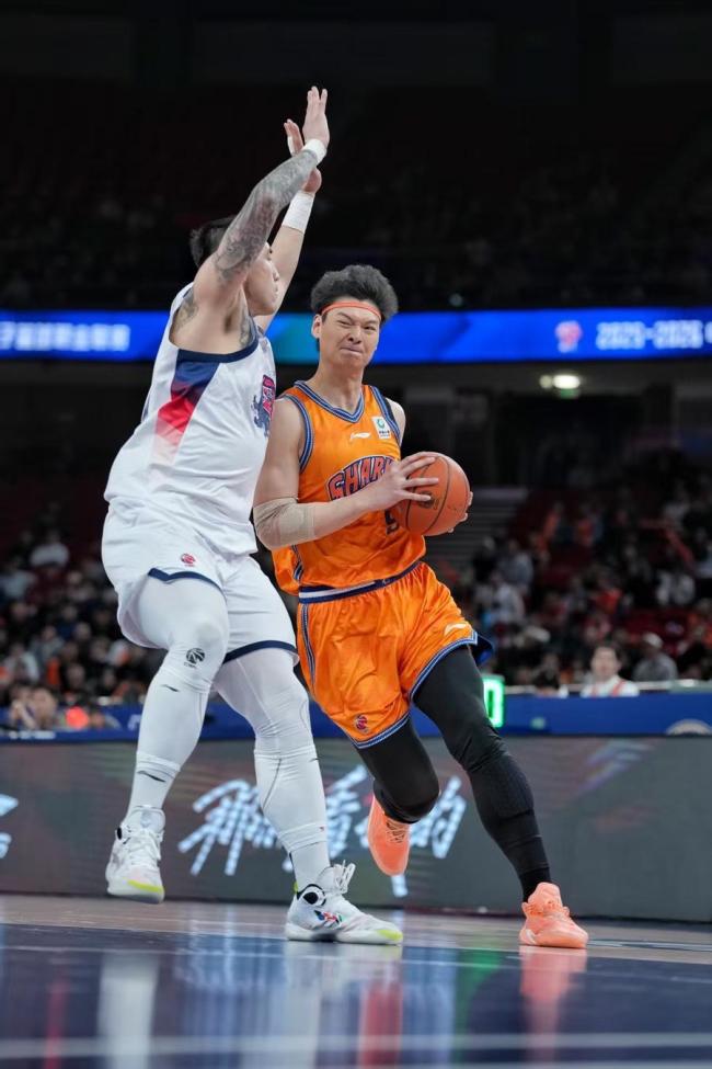 上海久事男篮主场战胜山东队 勇夺八连胜